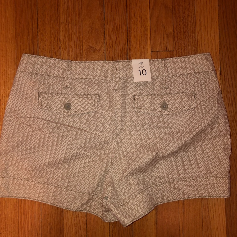 Gap Shorts - Picture 2 of 3